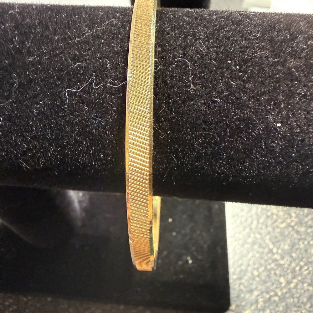 Trifari Bangle Bracelet. Gold Tone Size 8 Signed